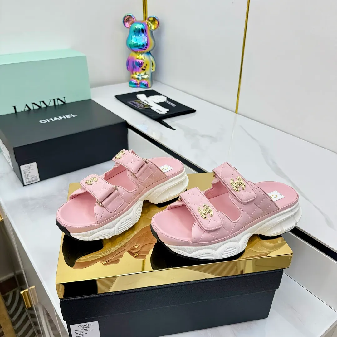 👟👟Ex-factory price 660👟👟 Top version... Chanel｜Chanel Xiaoxiang Velcro Beach Slippers Slippers Casual Beach Shoes 25ss Spring and Summer New Style! Beach shoes are a hit all over the internet! The latest model from the counter, I am still willing to buy it on my feet. It must be ranked among the most popular models. It is invincible in all seasons. Various bloggers and Internet celebrities can see the matching styles. Highly recommended. Pearlescent sheepskin upper, sheepskin lining, suede for the feet. Original open-molded TPU outsole size: 35-40 (customized for 40 and 41). Full set of original packaging 👉 👉